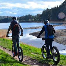 trottinette sur fond de lac