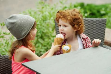 kinderen eten van ijs