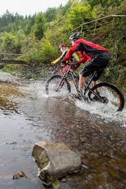 VTT traversant un gué