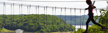 accrobranche sur fond de lac