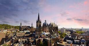 photo panoramique de la ville d'Aix avec sa cathédrale