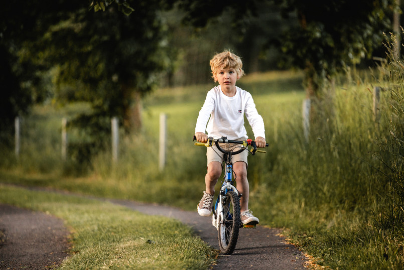 Photo d'un petit enfant sur un vélo bleu