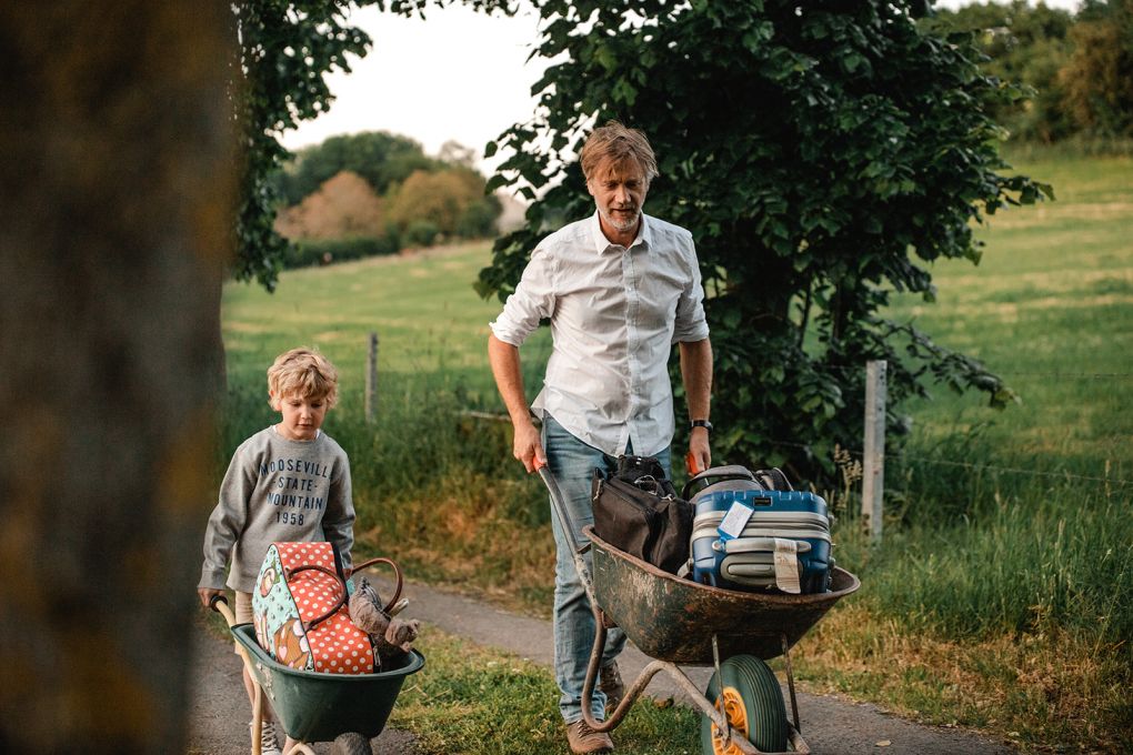 arrivée au gîte avec bagage dans deux brouette