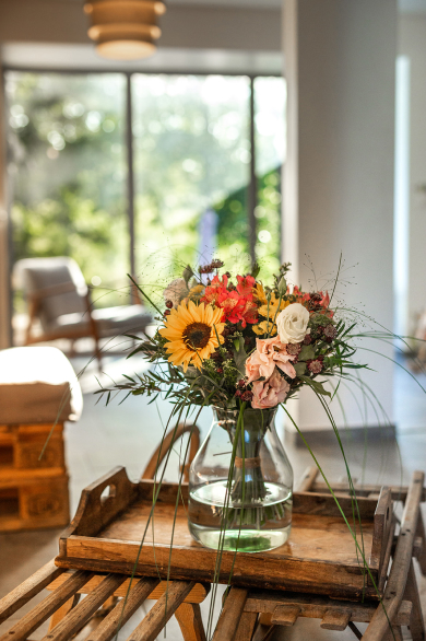 Foto van een mooi boeket van gele, rode en roze bloemen