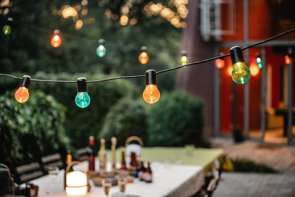 lampions et table de terrasse