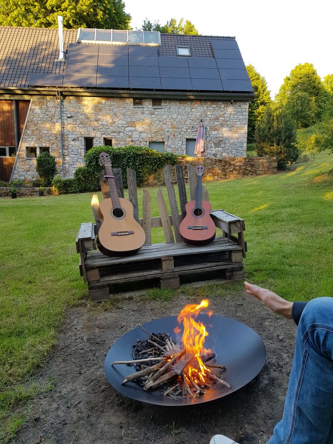 feu de camp et guitare avec main