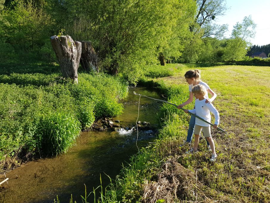 enfants qui pêchent dans un ruisseau