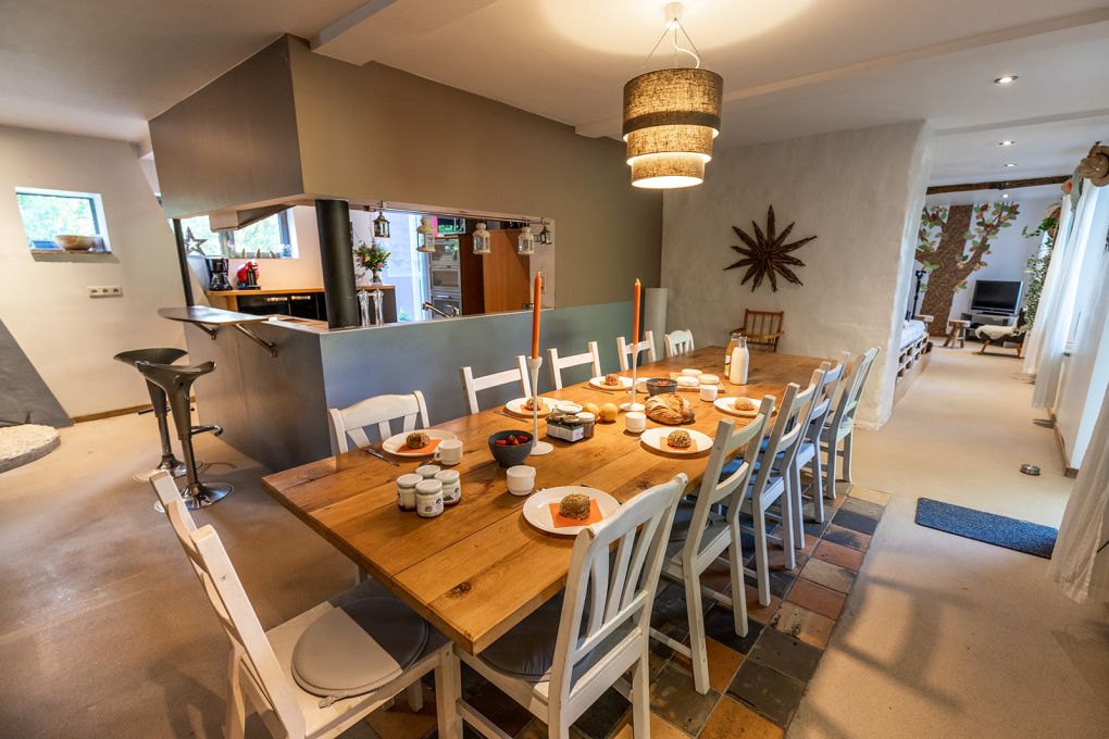 Salle à manger avec table garnie