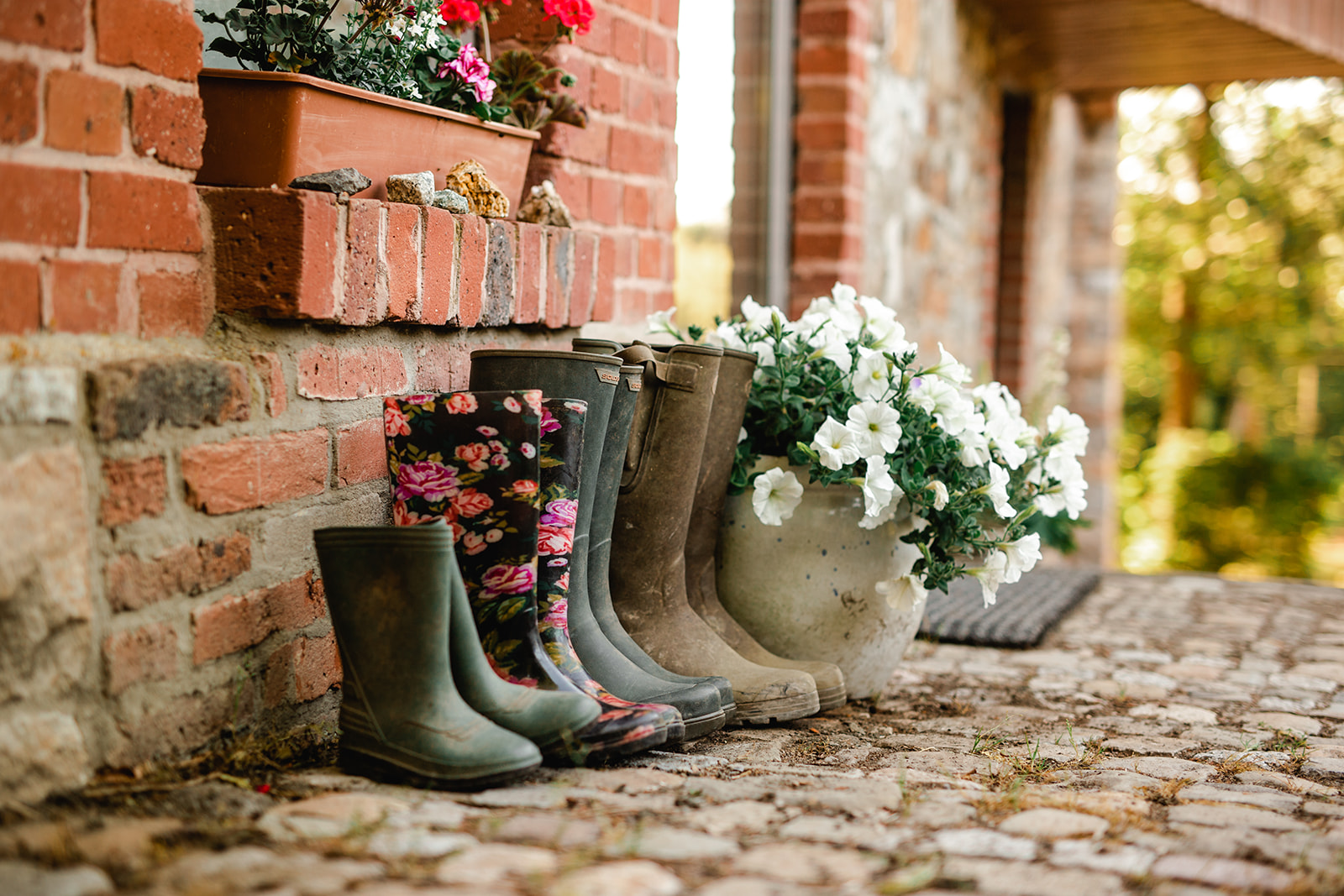 Photo de bottes au pied du mur de la maison