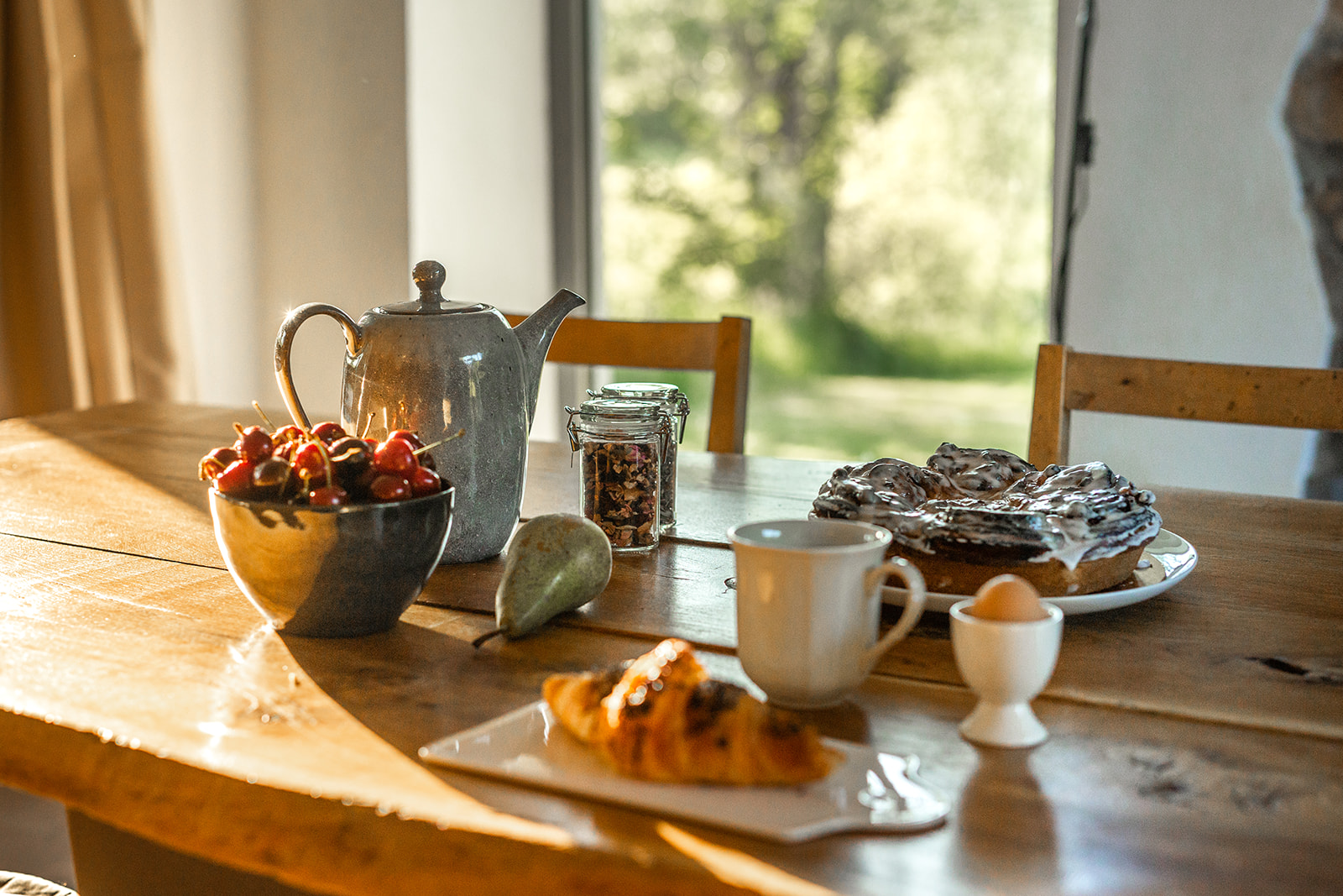 Photo d'une table de déjeuner avec de bonnes choses à manger